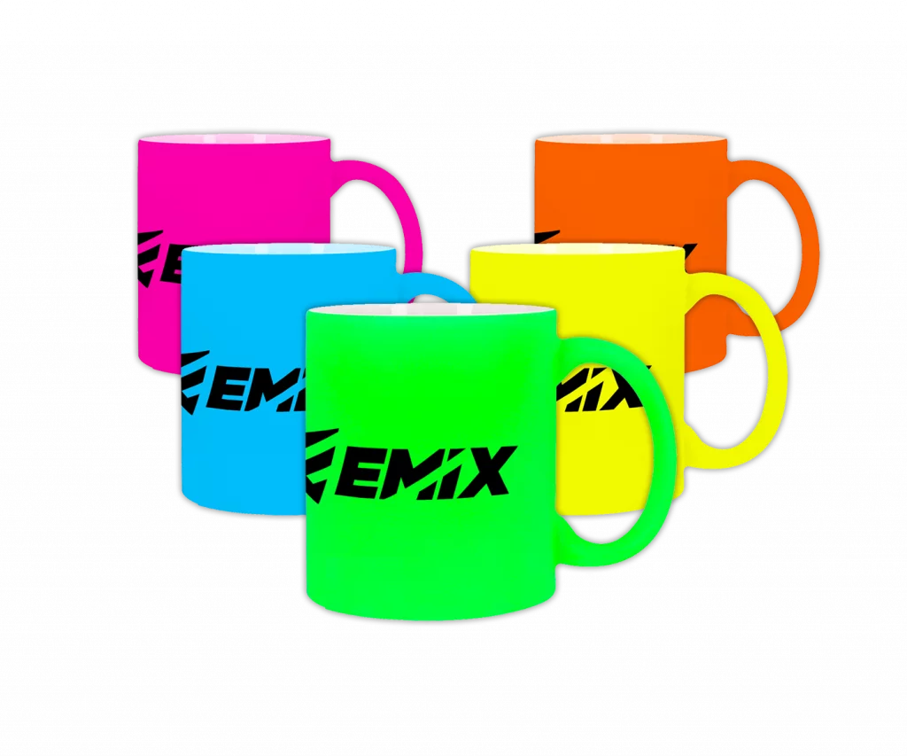 colección de tazas en colores neón amarilla, verde, azul, naranja y rosa